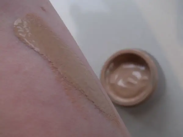 Re-Nutriv Lifting Foundation Swatch