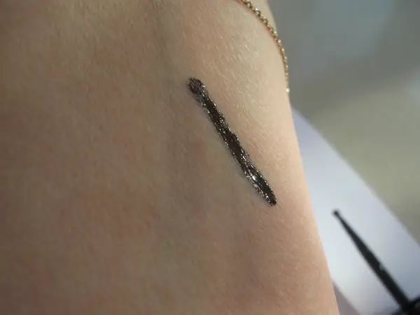 Maybelline Master Duo Liner Swatch