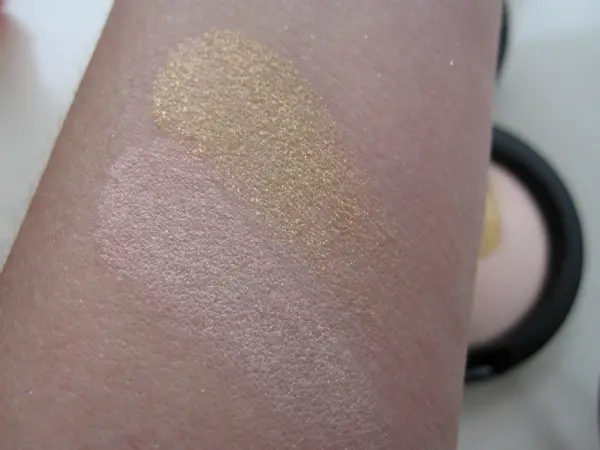 MAC Mineralize Skinfinish Swatch: Centre of Attention
