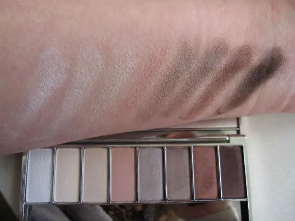Clinique 16 Shades of Beige Palette Swatch